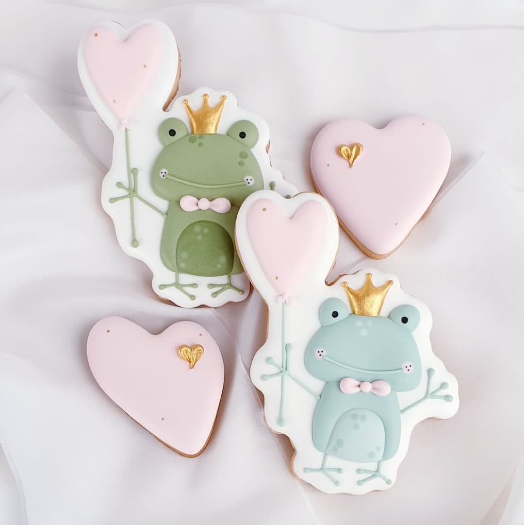 Cookie cutter frog with heart balloon